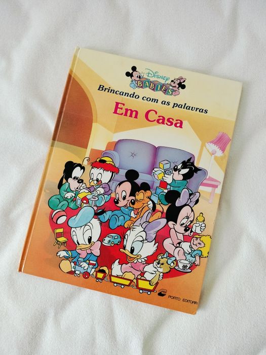 Brincando com as palavras Em casa Disney • Porto editora