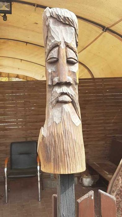 Płaskorzeźba w drewnie -  twarz człowieka.