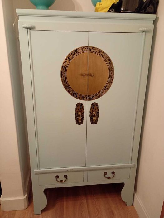 Elegante móvel chinês, com decoração em temas de zodíaco chinês.