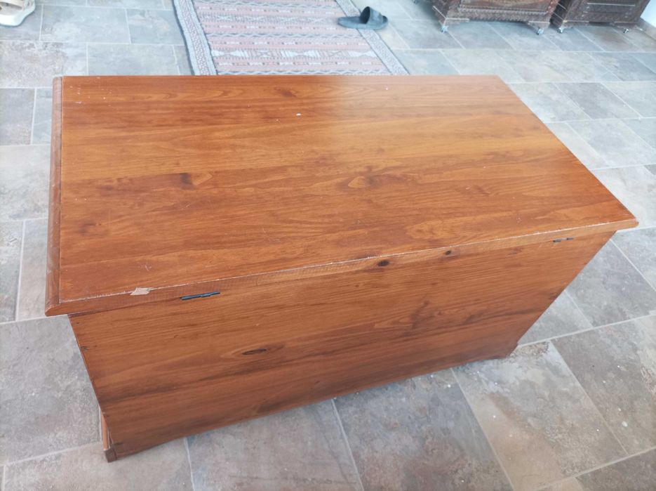 Baú de madeira maciça para arrumação