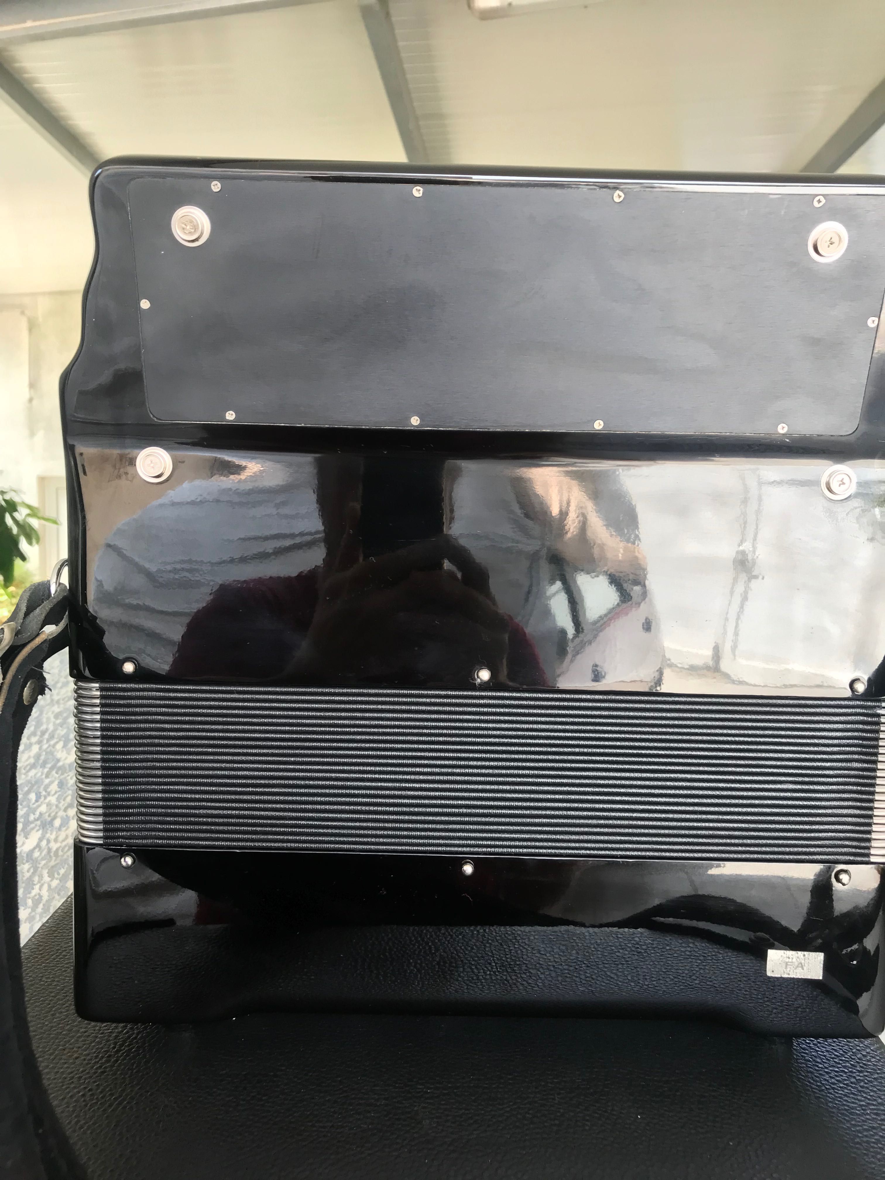 Vendo concertina semi nova em FA LA RE com música especial artesal