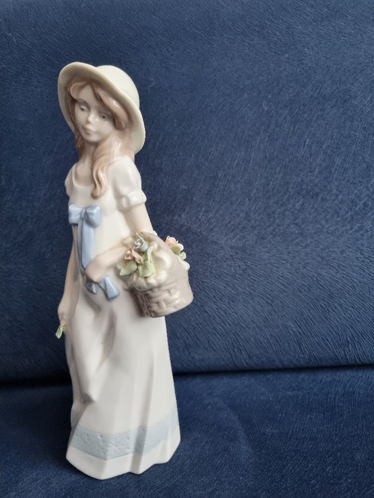Figurka porcelanowa   dziewczyna z kwiatami  NADAL sygnowana