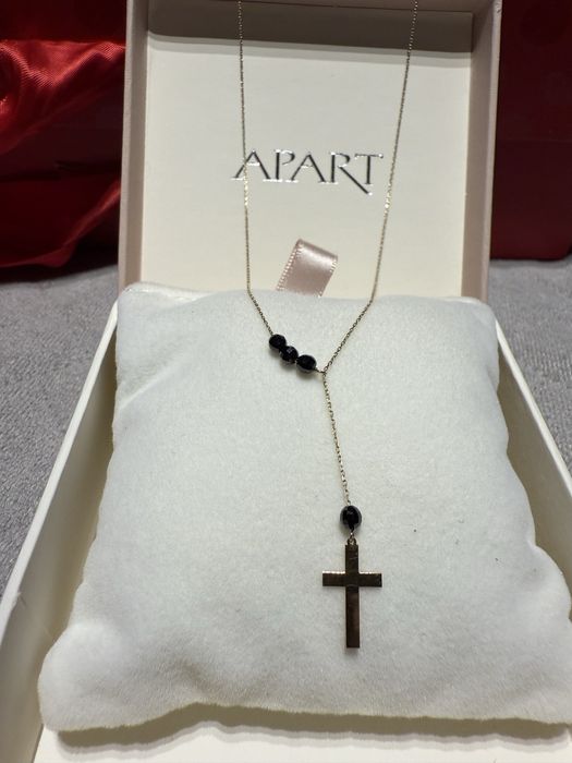 Naszyjnik złoty- celebrytka- krzyżyk, czarne koraliki