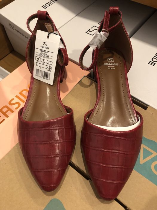 Sapatos rasos com etiqueta