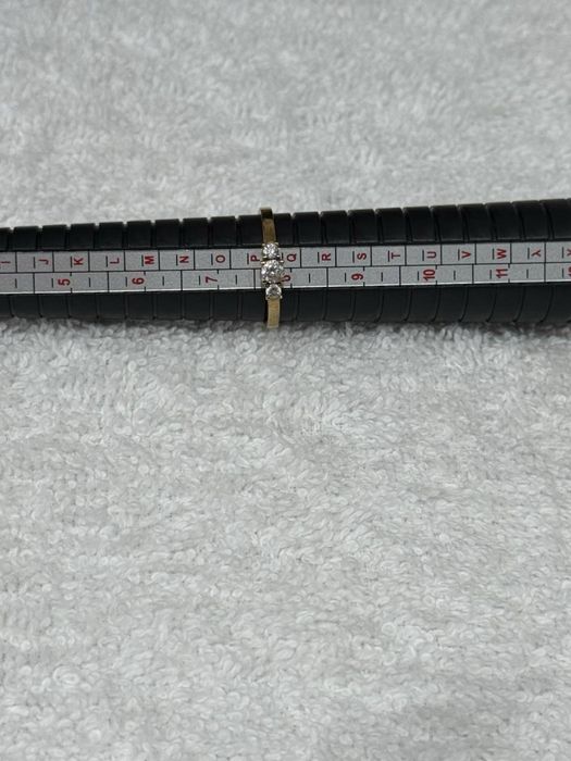 Złoty pierścionek 585, zaręczynowy, 3 kamienie, 1.2 g, rozmiar 8