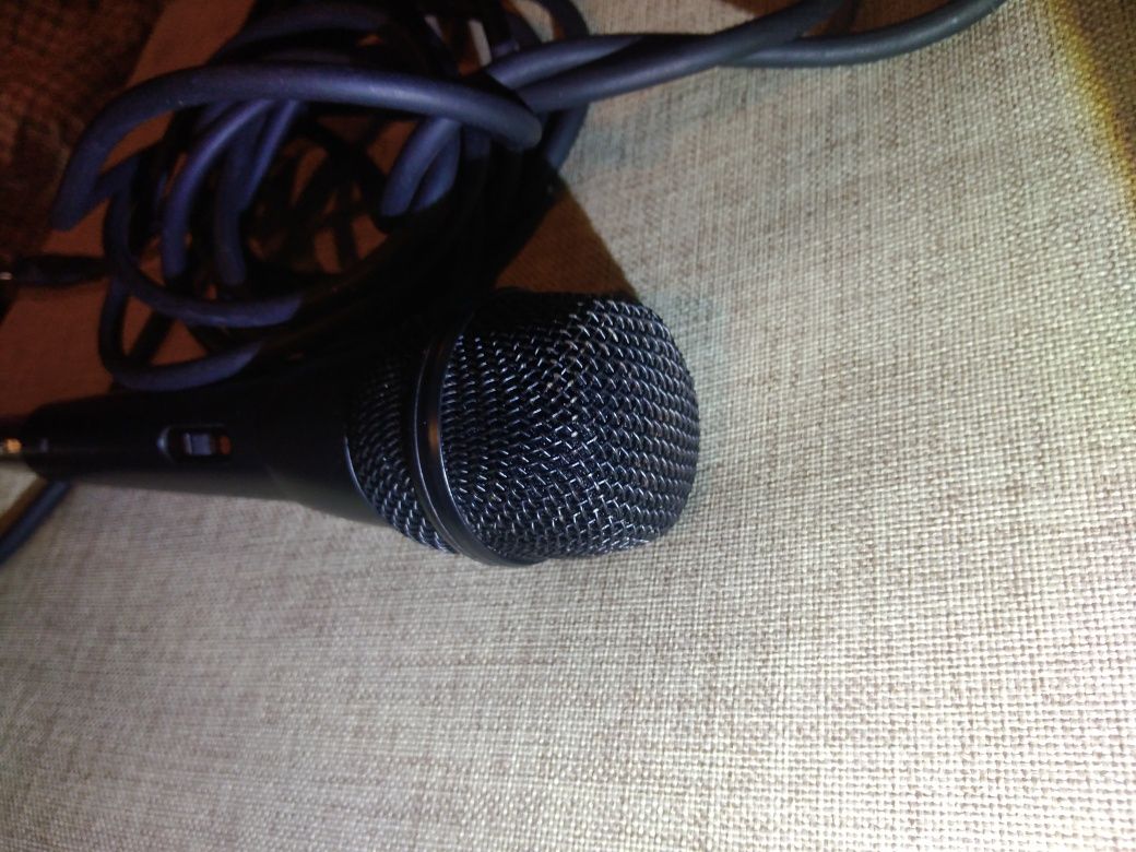 Microfone dinâmico com cabo