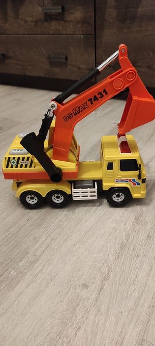 Samochód z koparką