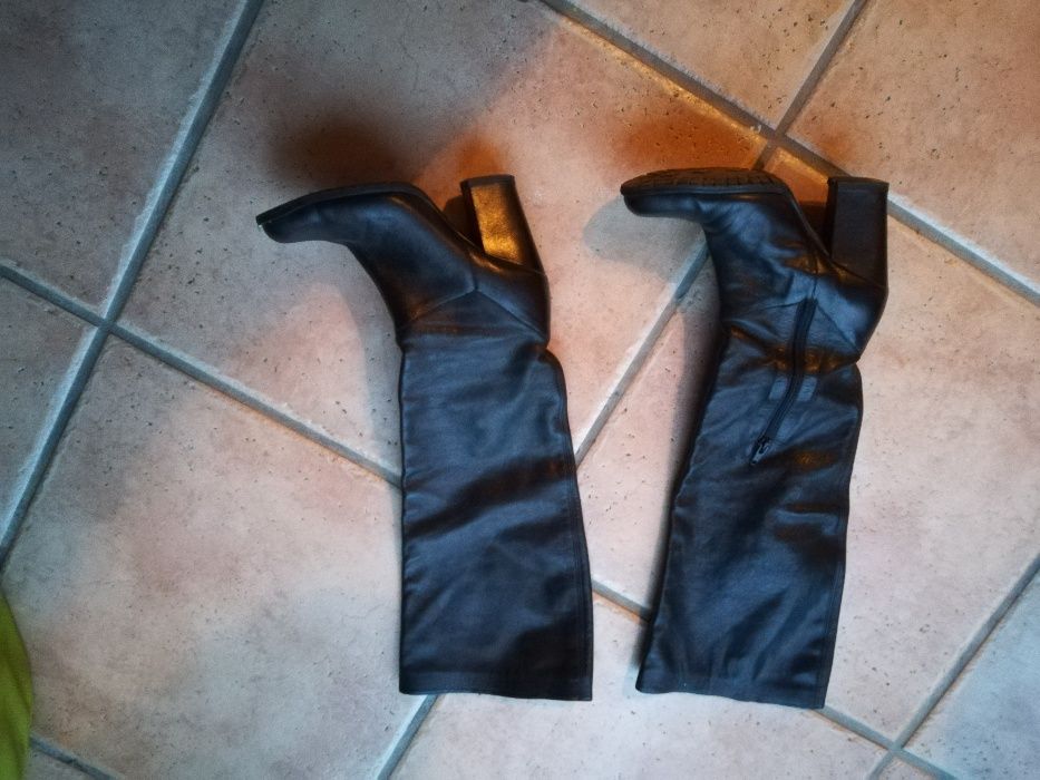 Vende-se botas em pele