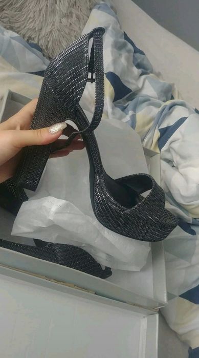 Buty na Słupku Srebro z Czarnym