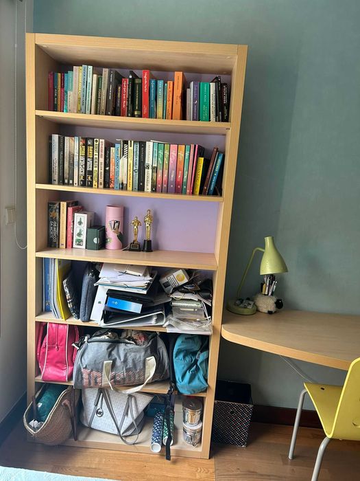 Estante com secretária integrada e cadeira incluída