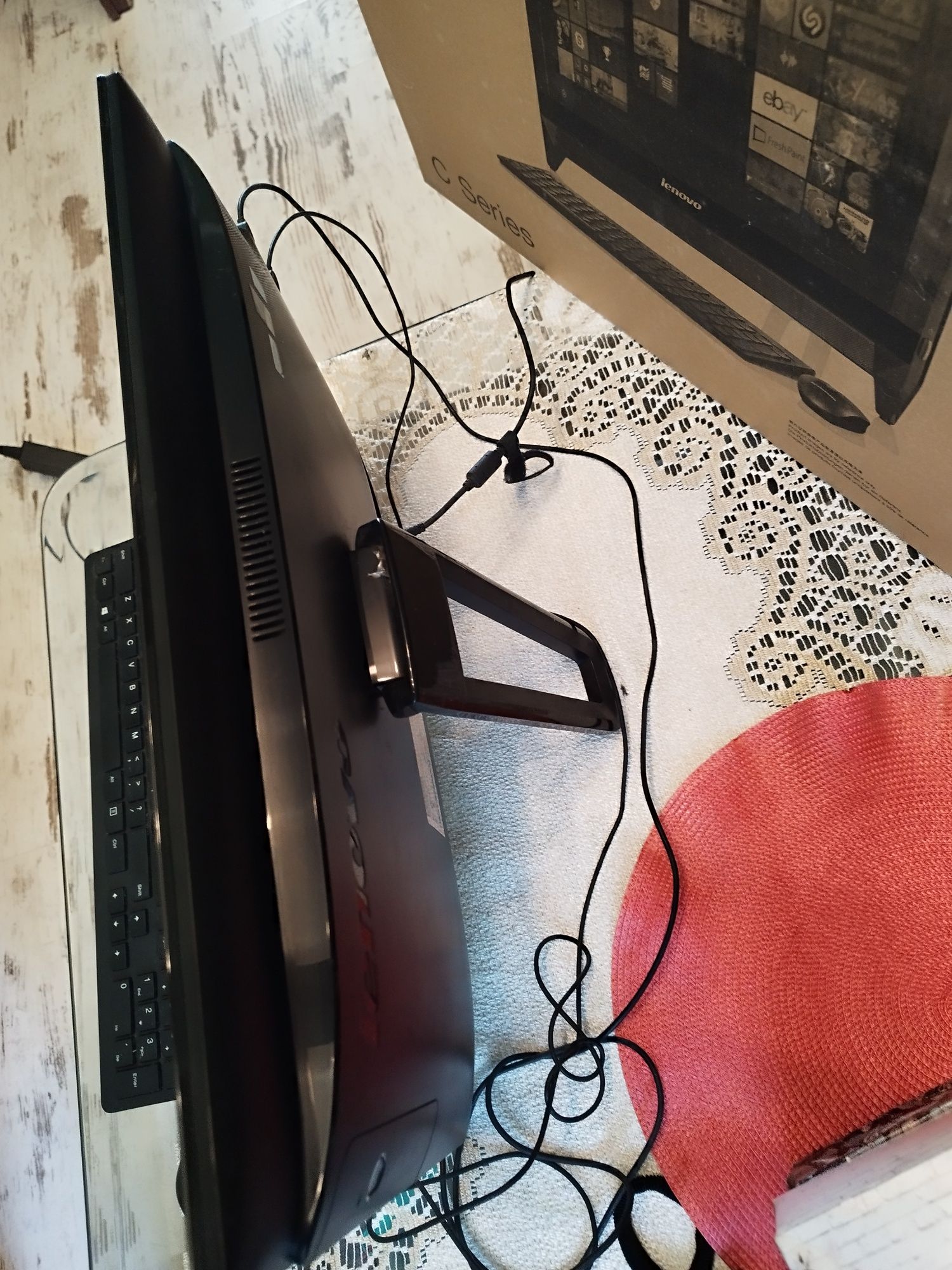 Komputer z monitorem LENOVO
