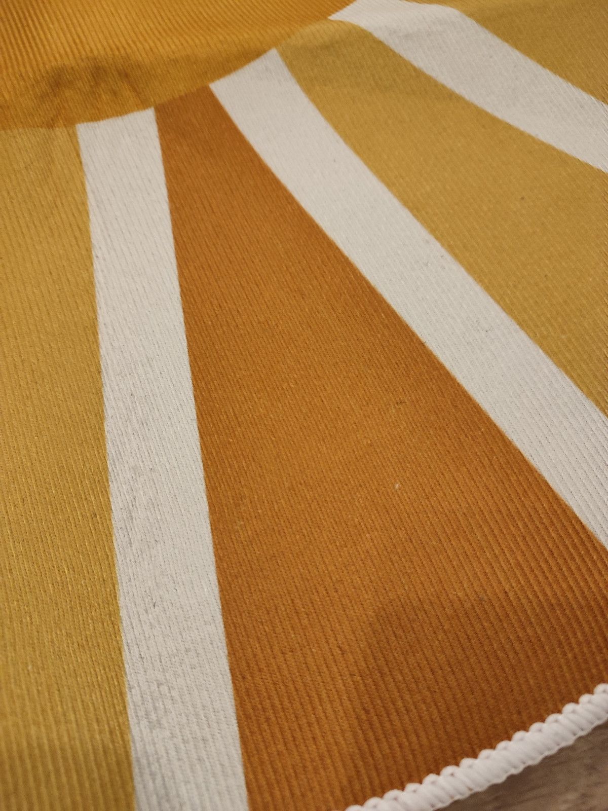 Nowy dywan okrągły kolorowy 80 cm