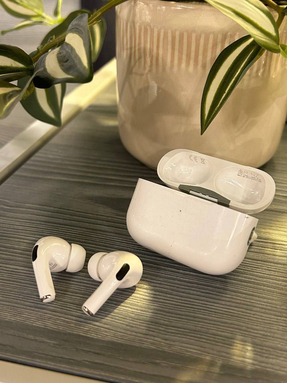 Новенькі AirPods pro 2