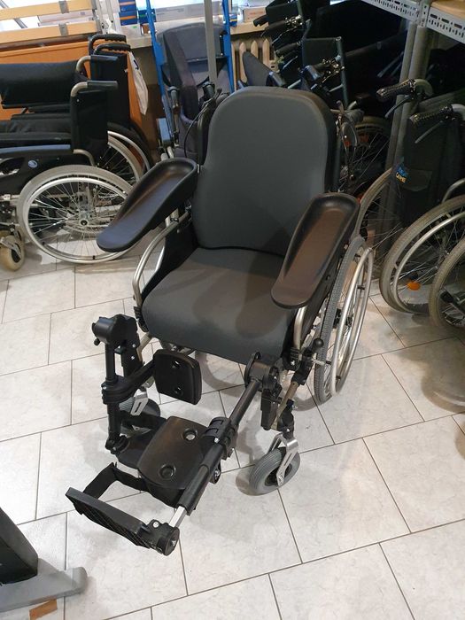 Wózek inwalidzki specjalistyczny  V300 30° Vermeiren + stolik