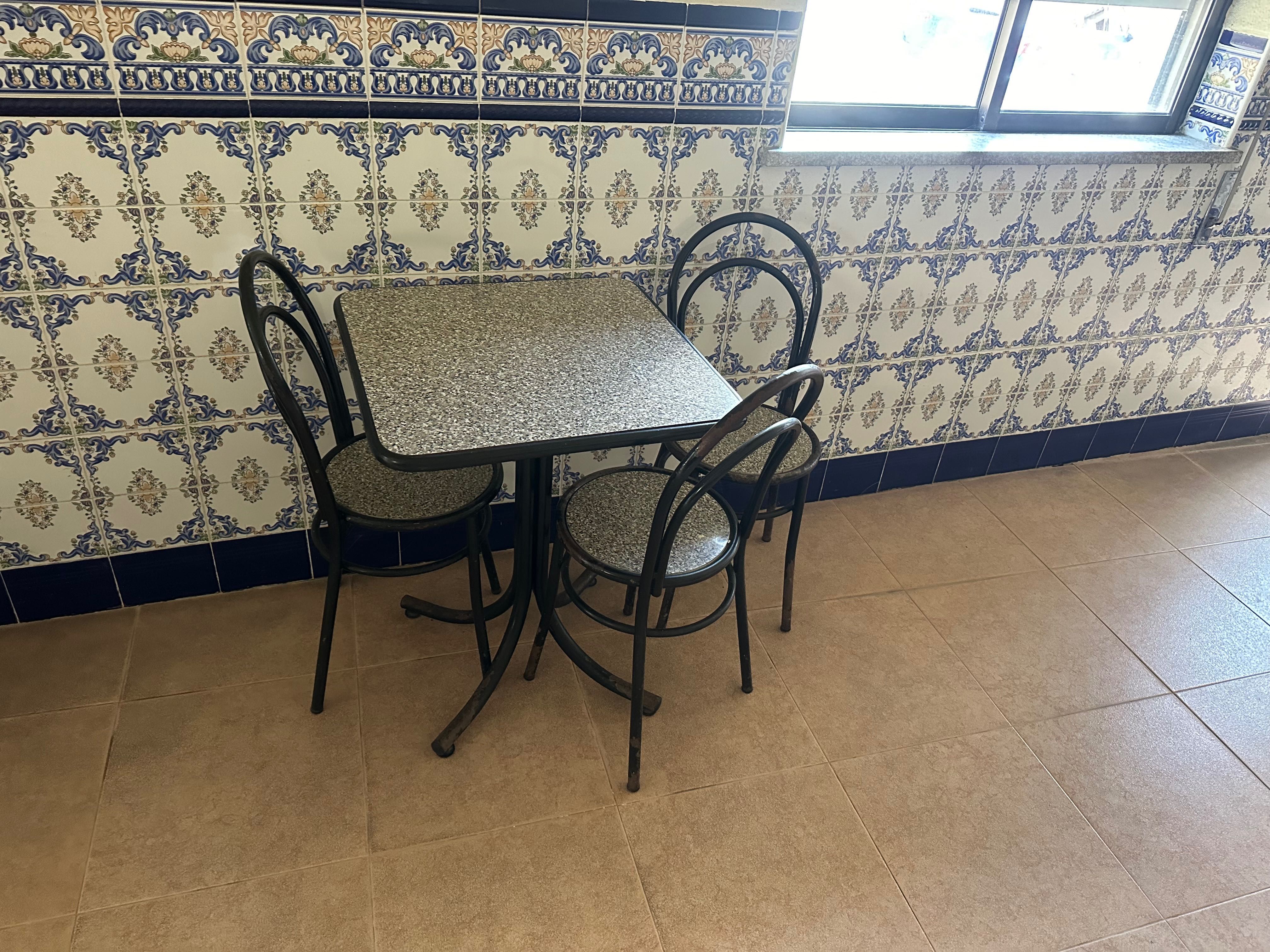Mesas e cadeiras de café