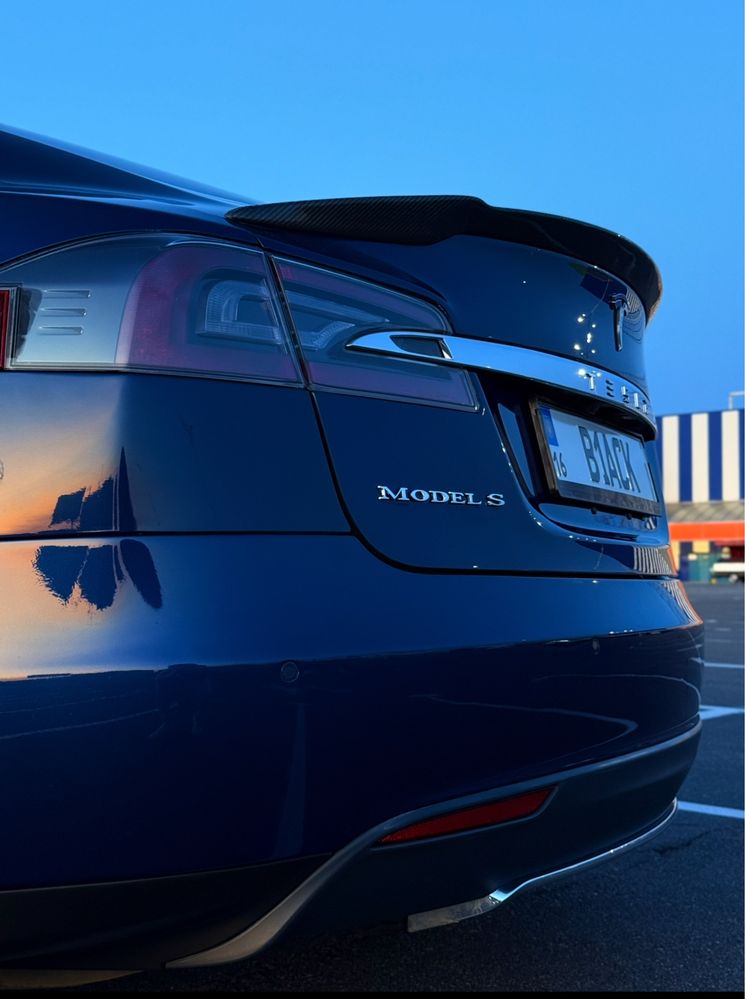 Tesla Model S 2015