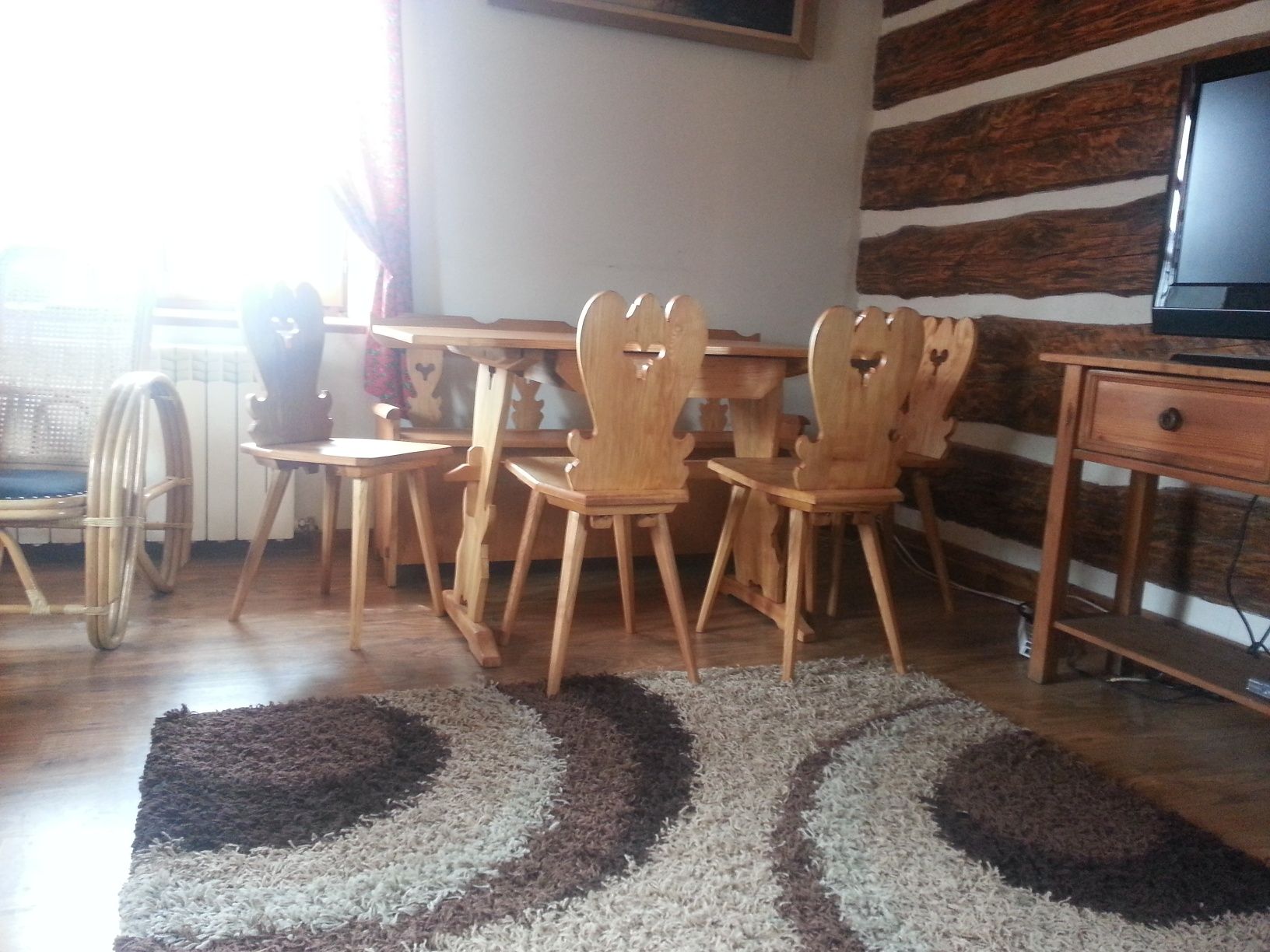 Meble góralskie stół, 4 krzesła oraz ława.
