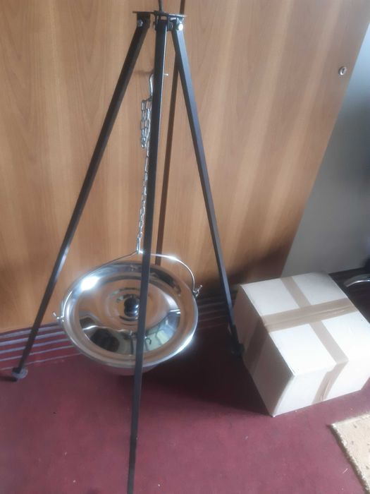 kociołek chromowany z pokrywą i stojakiem