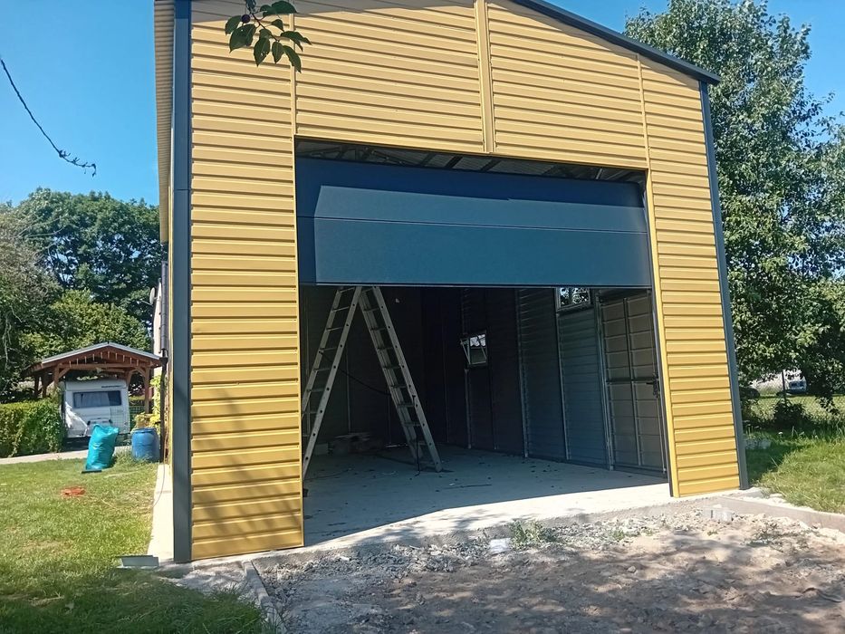 Hala blaszana 5x8 m - Dach dwuspadowy, Brama segmentowa, Piaskowy