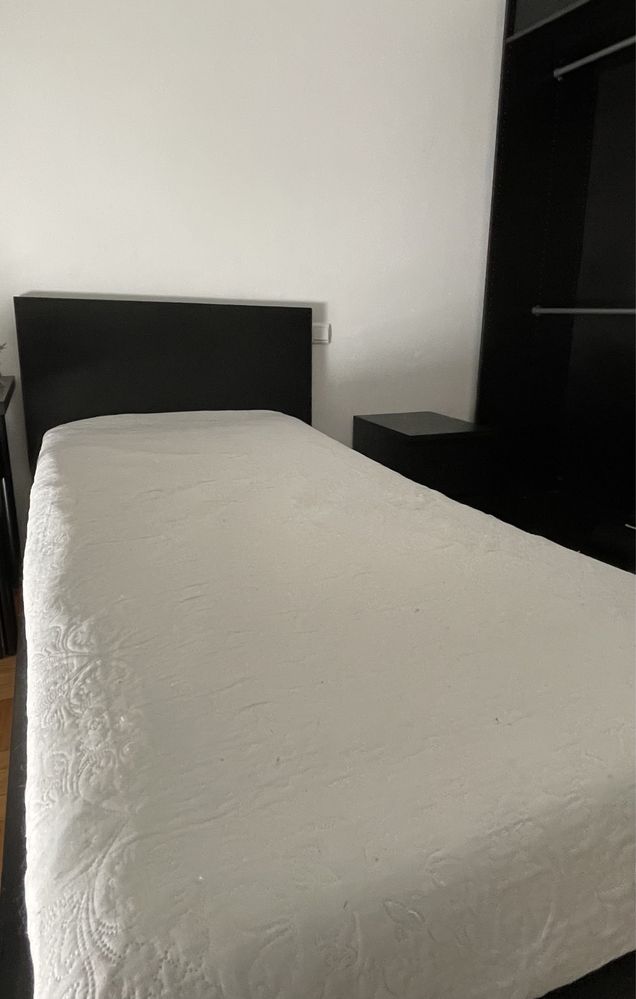 Cama preta IKEA com arrumação