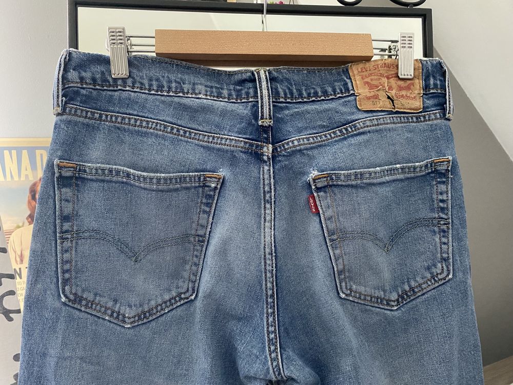 Jasne jeansy niebieskie z przetraciem na kolanie levi’s 511 pinterest