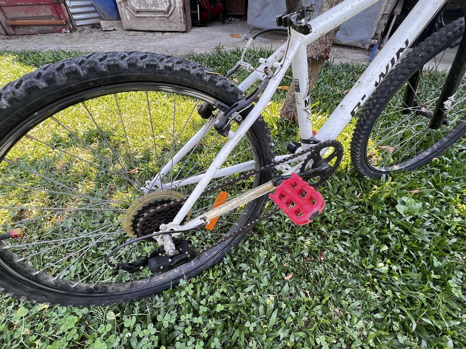 Bicicleta criança usada a andar