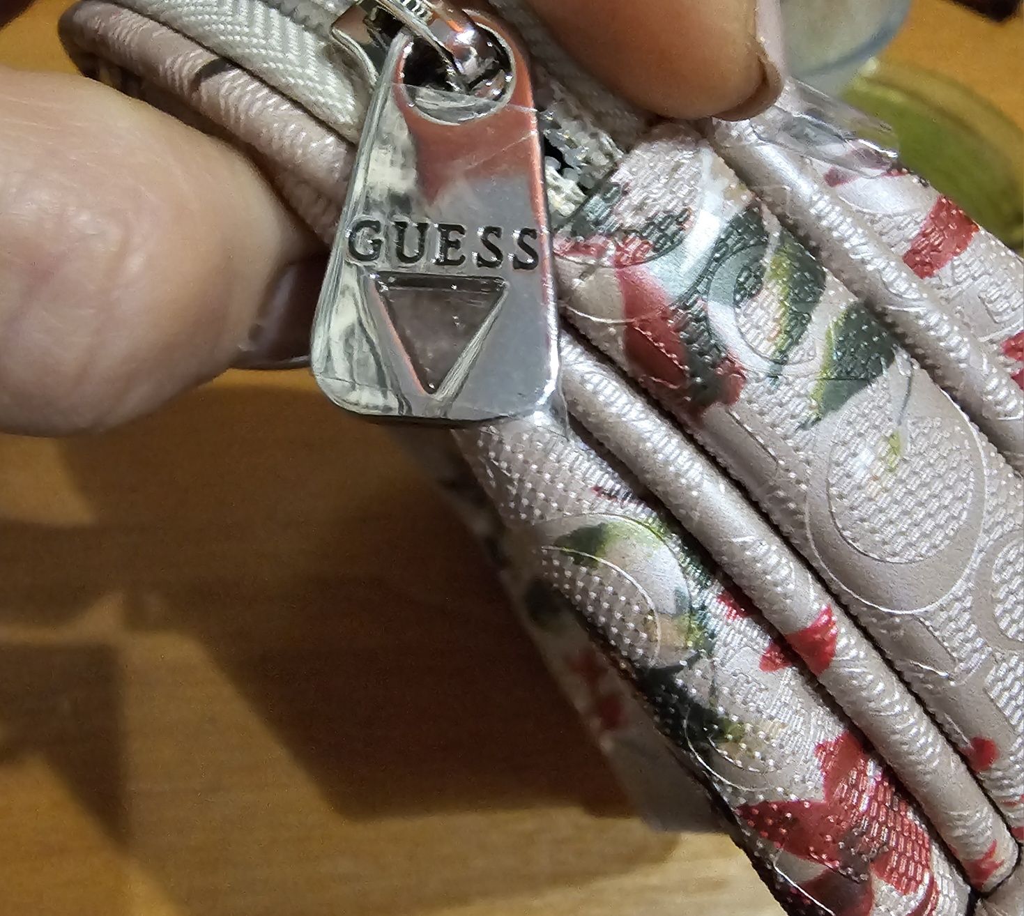 Продам оригинальную косметичку "GUESS "