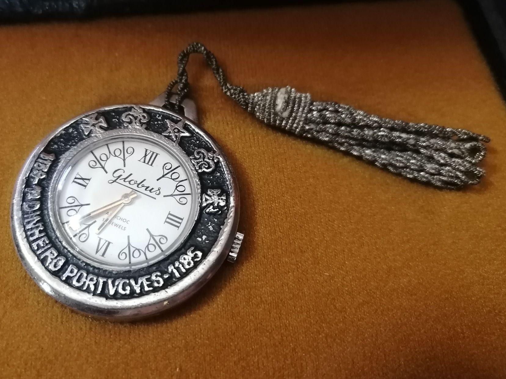 Relógio com relevo de moeda