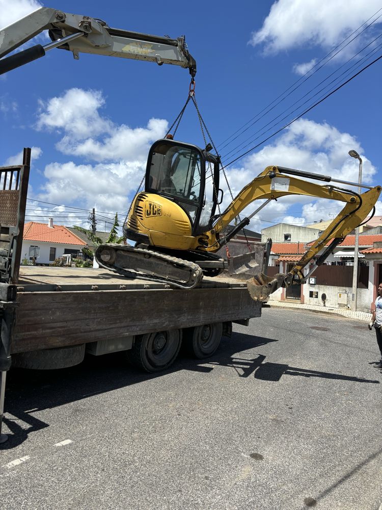 Serviço de máquinas camião grua e carrinha basculante