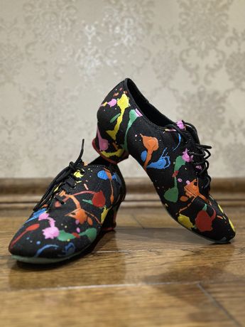 Танцювальні туфлі для дівчинки , дівчачі фірмові International