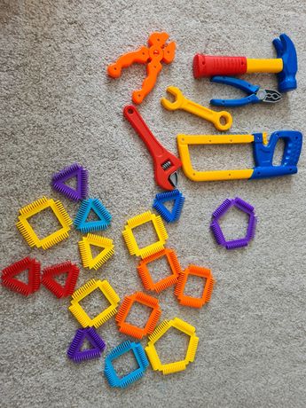 Zabawki narzędzia i klocki