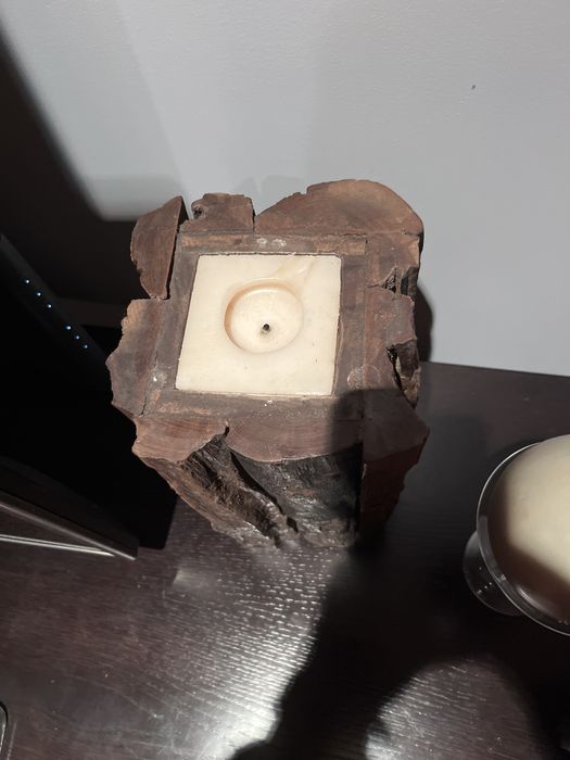 Peca em pinho com vela, 30 cm de altura e 17cm de largura