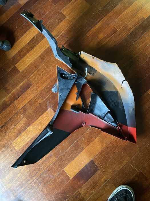 Carenagem lateral esquerda Honda CBR 600 RR 2008 Bastante danificada