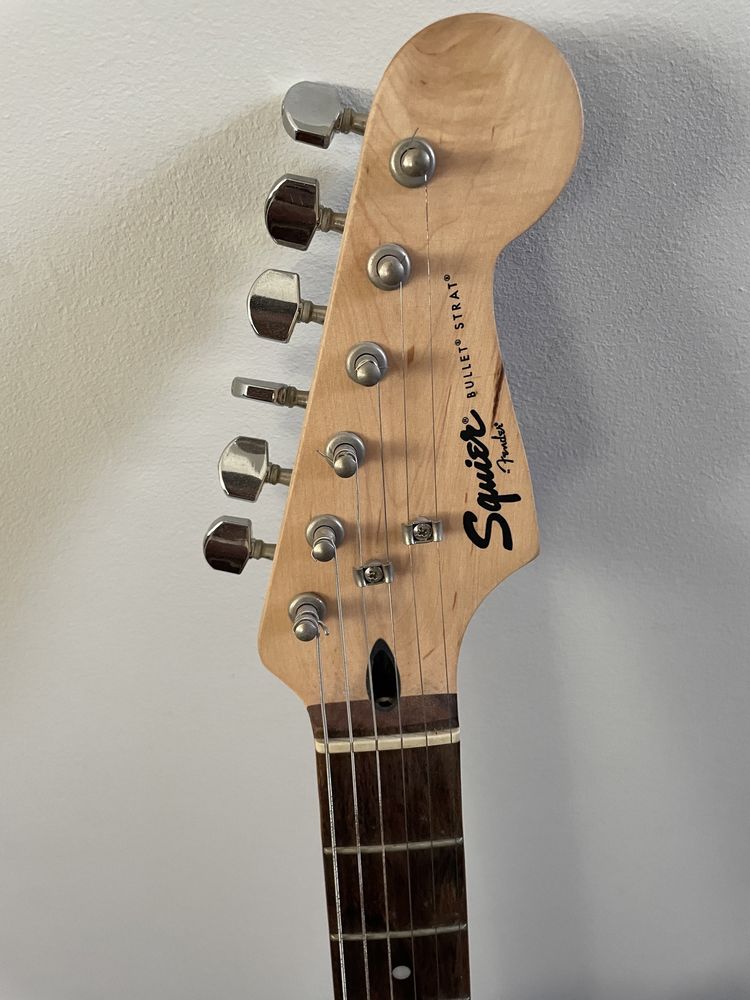 Guitarra Elétrica Fender Squier Bullet Strat como nova c/ amplificador