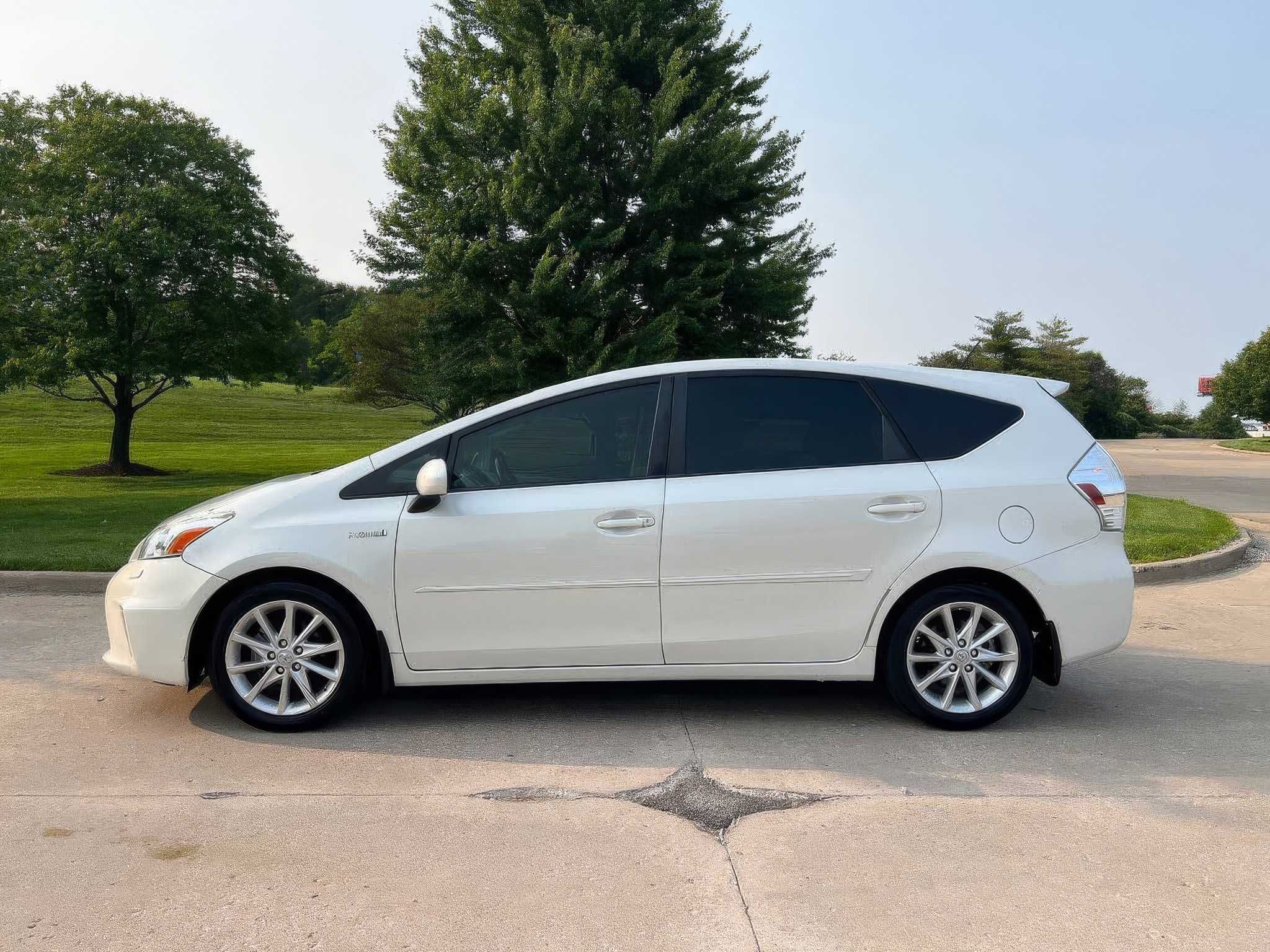 2013 Toyota Prius v Five