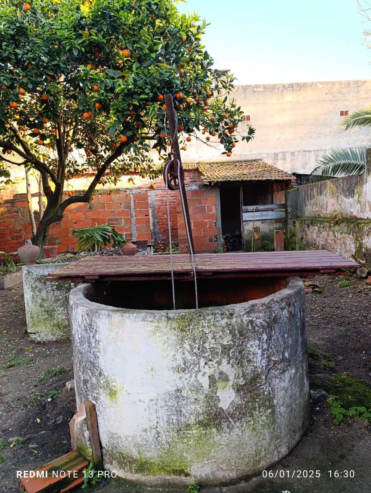 Moradia térrea com quintal dentro da cidade