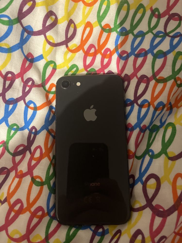 Iphone 8 nie włancza się stan dobry/ bardzo dobry