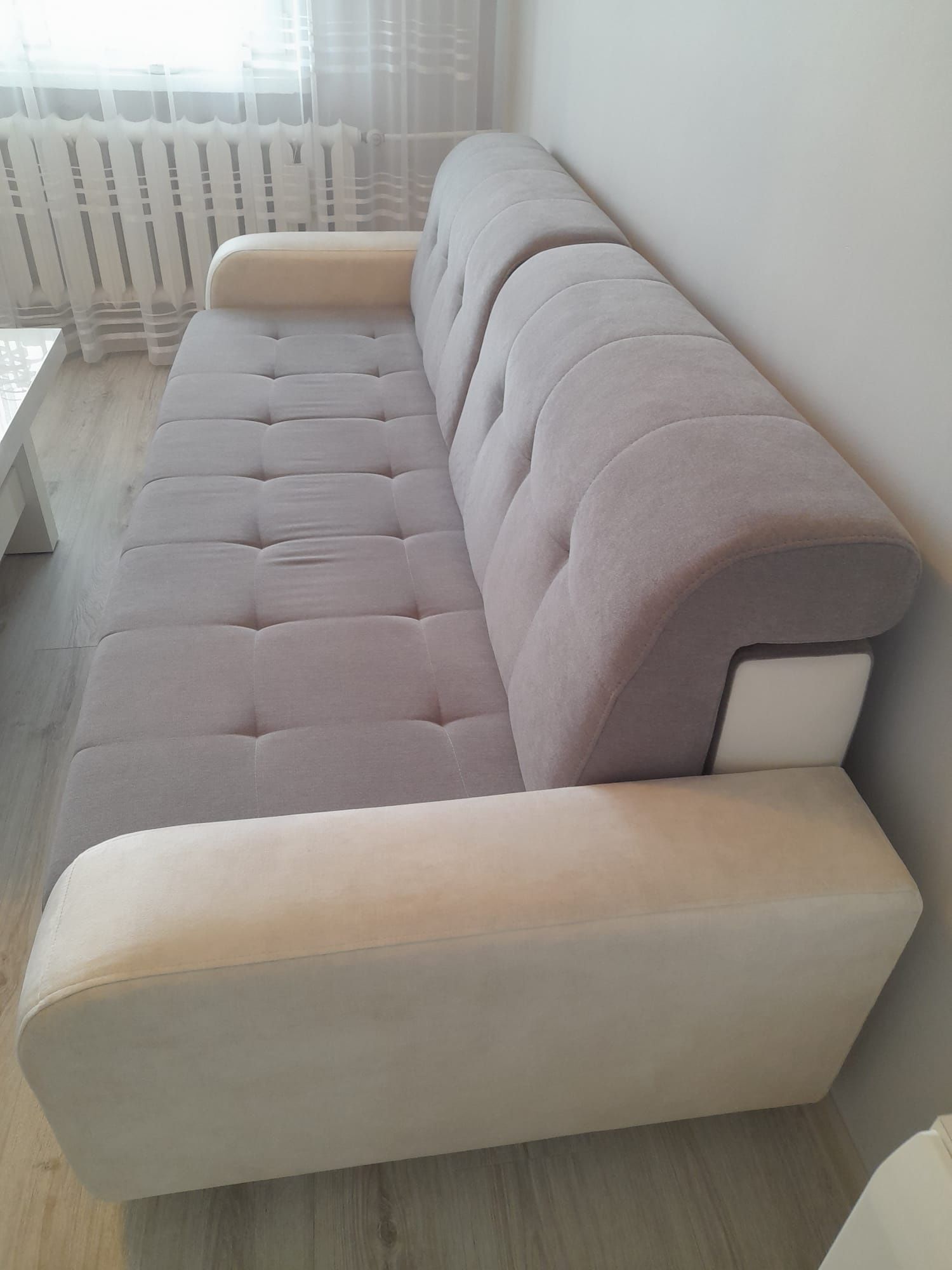 Szaro biała sofa z funkcją spania