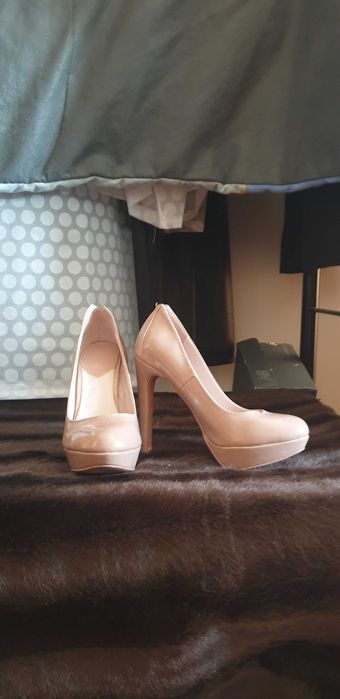 Sapatos de salto compensado bege