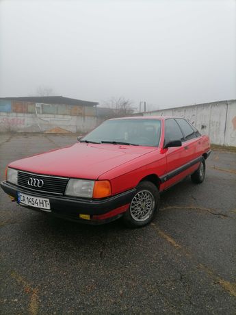 Автомобіль Audi 100