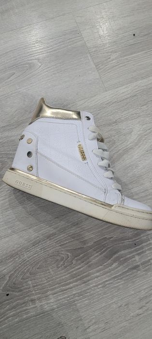 Butki na koturnie Guess 38