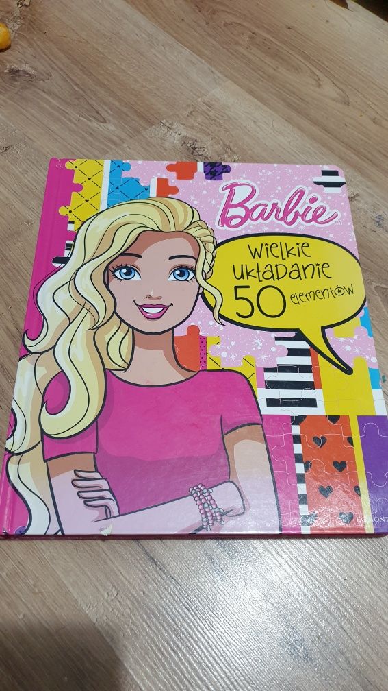 Książka Barbie z Puzzlami "Wielkie układanie 50 elementów"