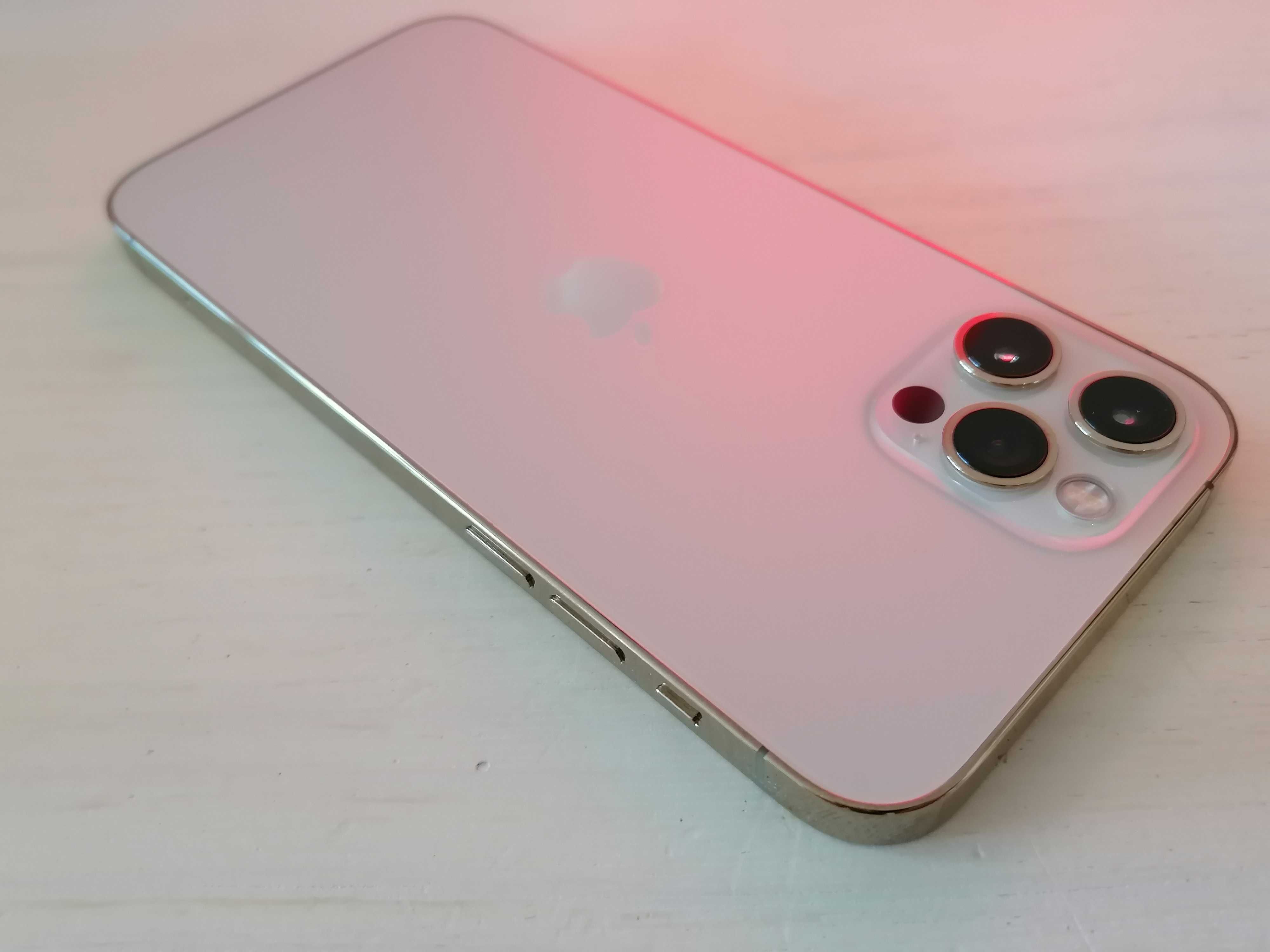 Iphone 12 pro dourado com 256gb.