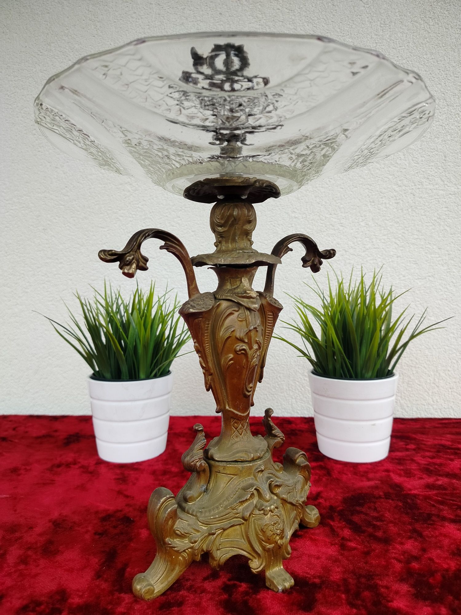 Stylowa, pałacowa patera z cynkalu – elegancja dawnych rezydencji