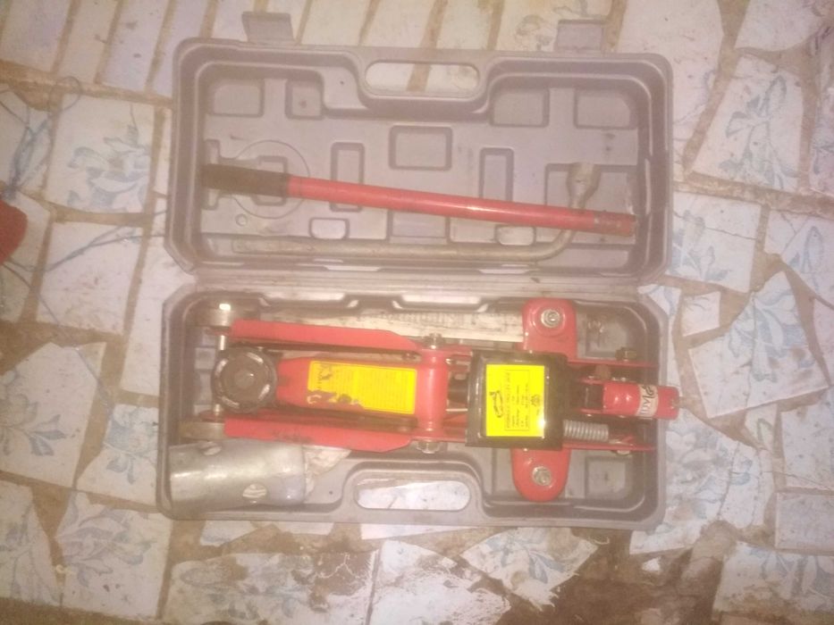 продам домкрат 2т.