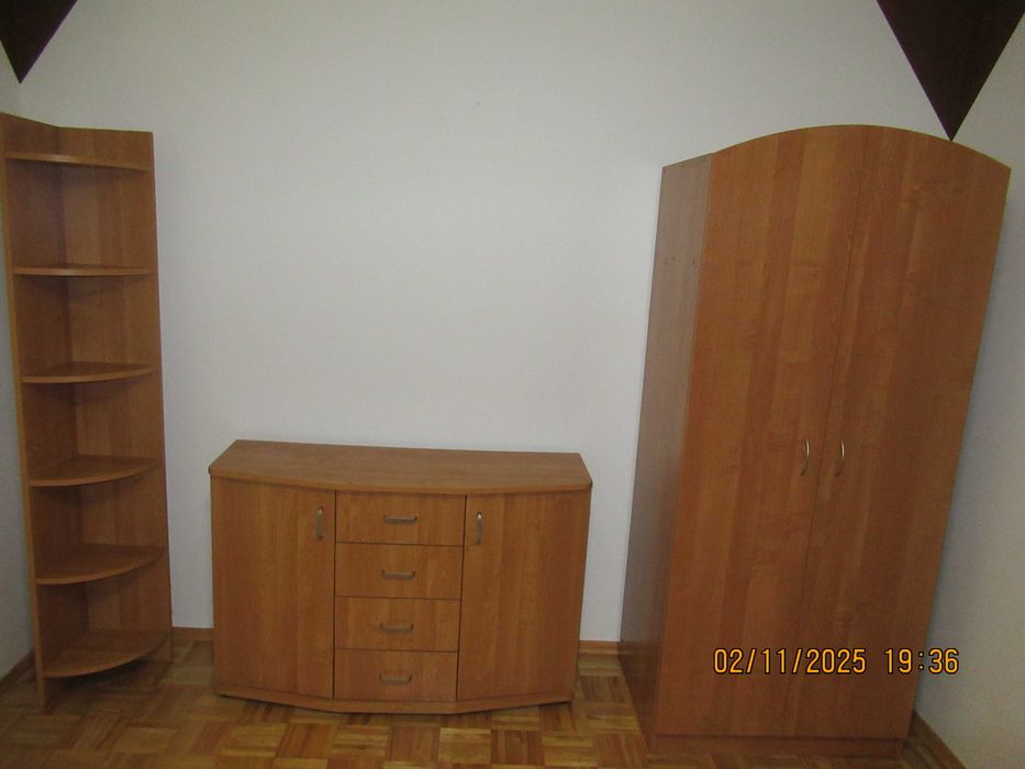 Zestaw mebli domowych, szafa na ubrania, komoda regał, półka wisząca.