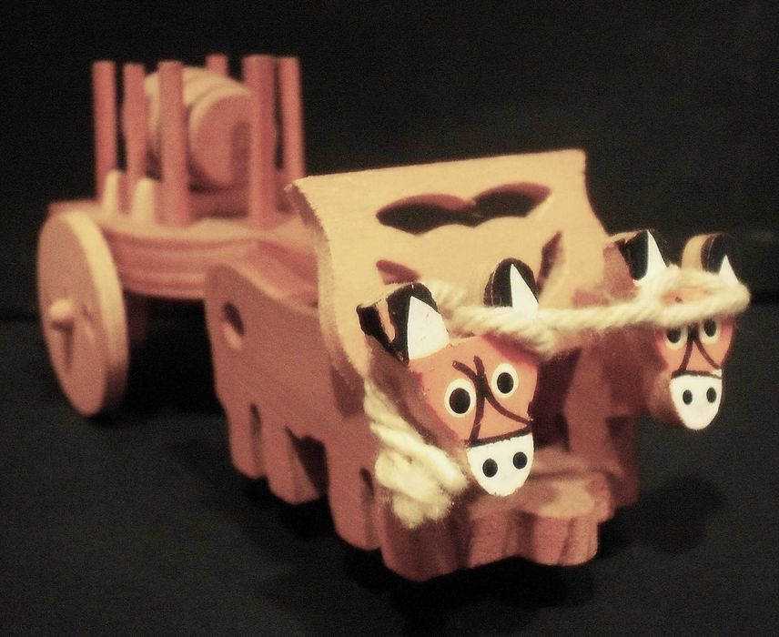 Antigo carro de bois em madeira ORIGINAL - anos 60 em miniatura