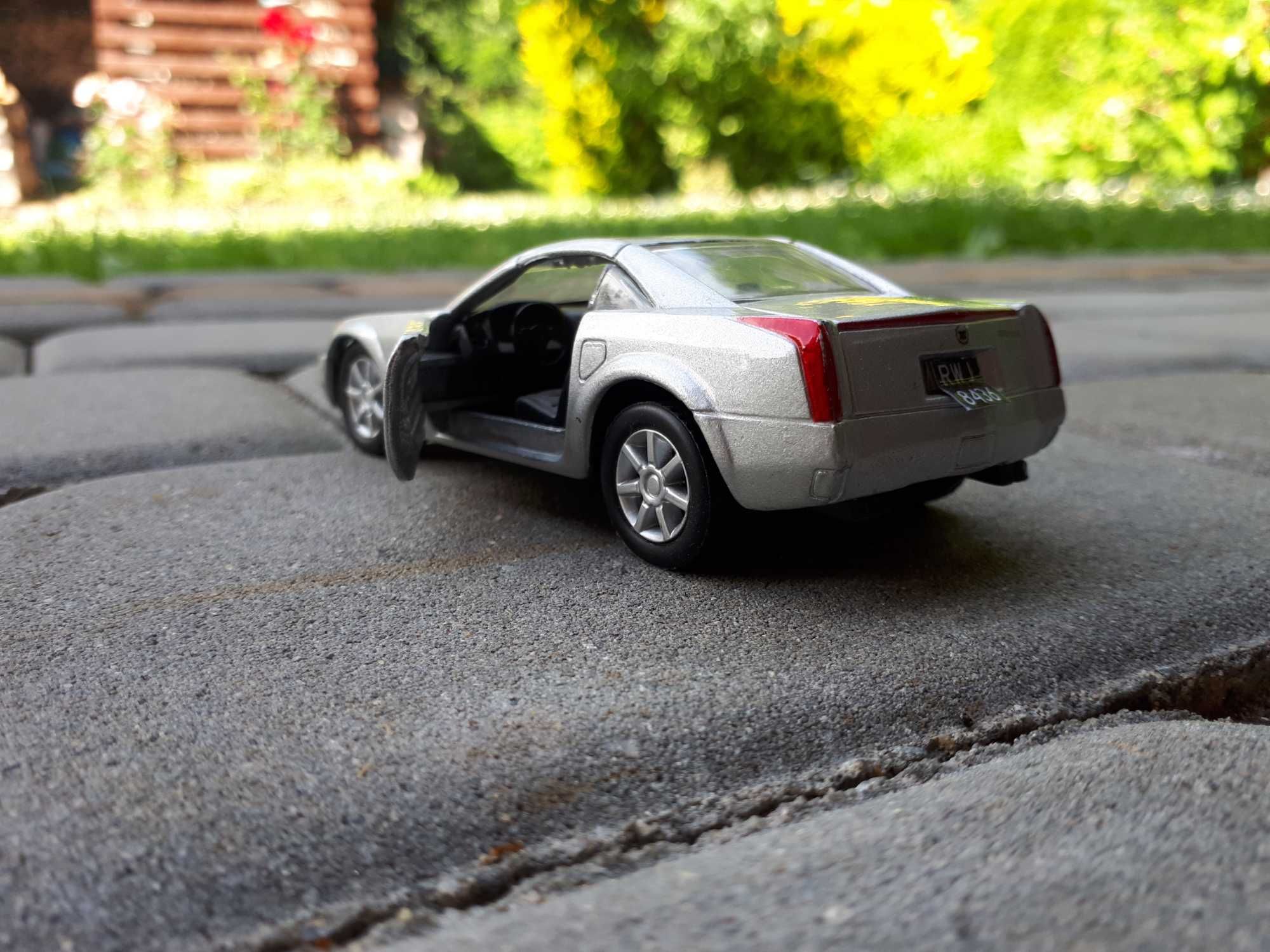 Cadillac EVOQ 1:37, czarne tablice