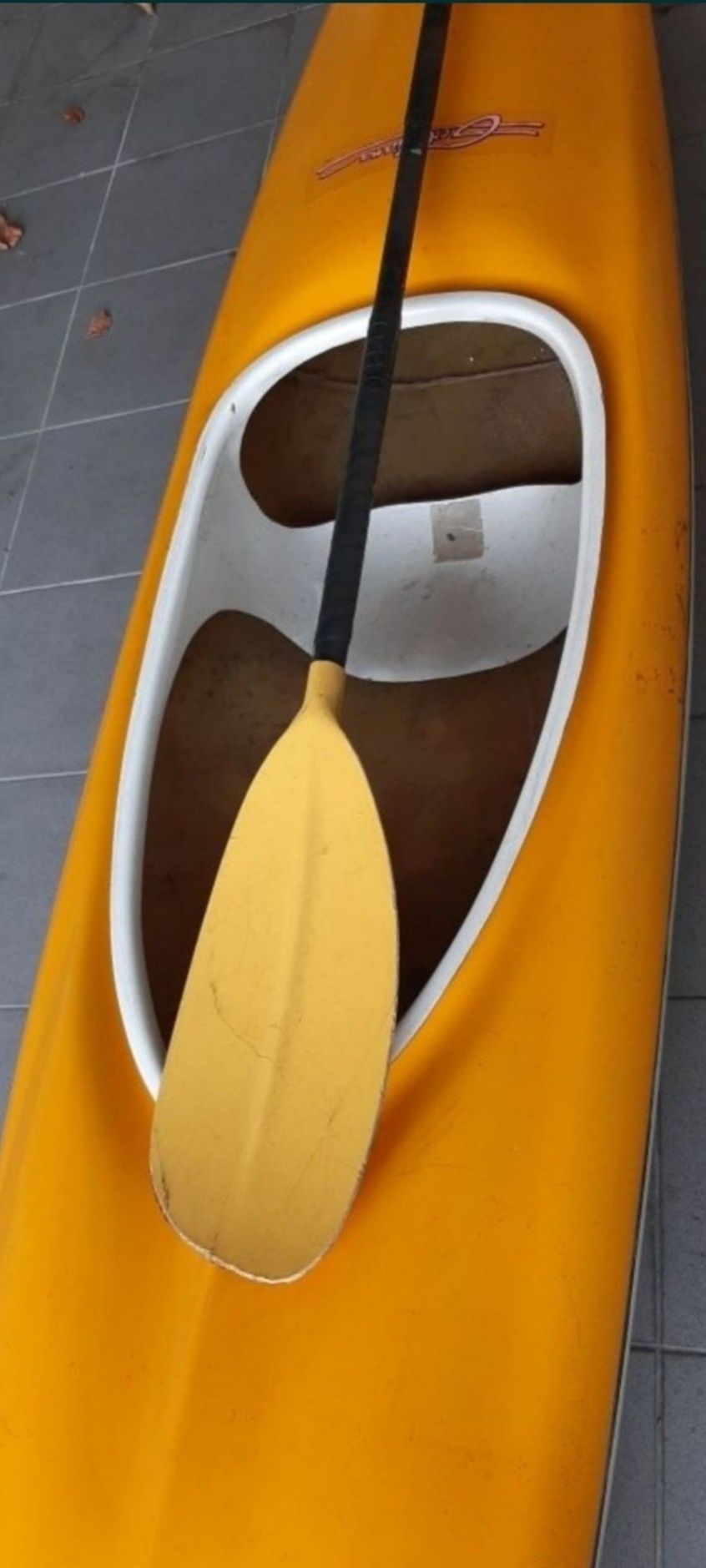 Kayak mais pagaia em bom estado. Kayak em fibra de vidro.