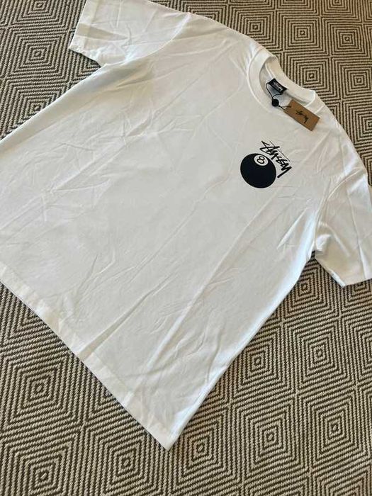 Biała koszulka z grafiką Stüssy 8 ball, rozmiar M